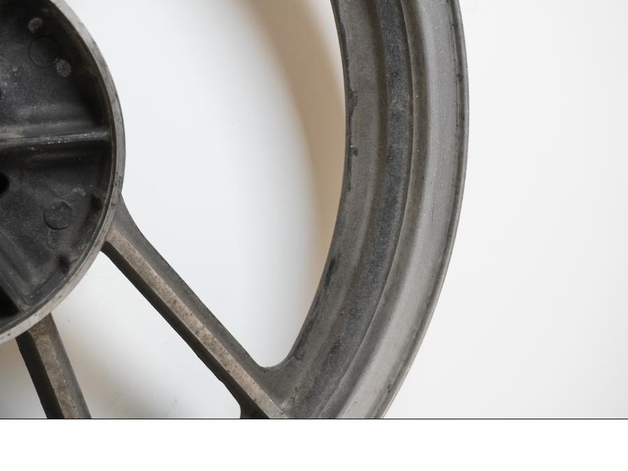 Extrabild5 på Fälg från en Suzuki GSX 400 -1983 motorcykel.