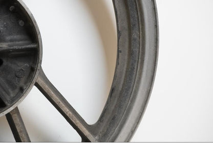 Extrabild5 på Fälg från en Suzuki GSX 400 -1983 motorcykel.