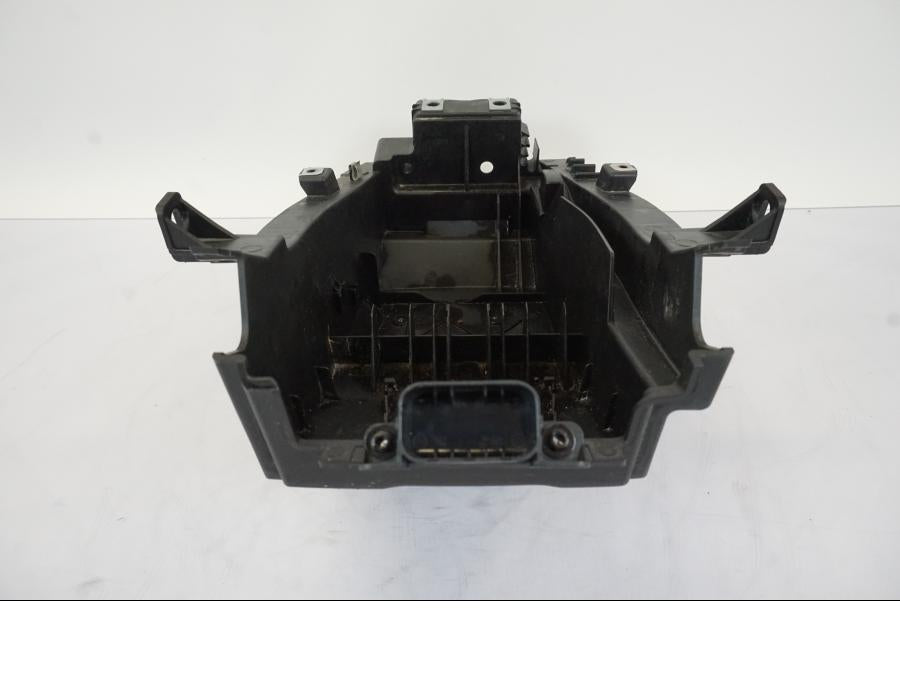 Snett uppifrån på Batterihållare från en BMW S 1000 XR -2019 motorcykel.