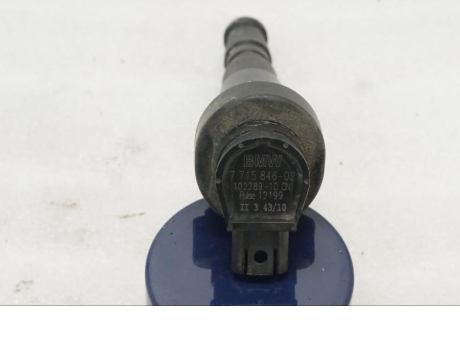 Baksidan på Tändspole från en BMW F 800 R -2011 motorcykel.