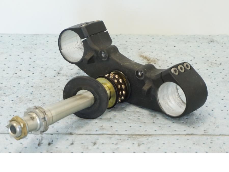 Snett nerifrån på Gaffelkrona från en Suzuki GSX 1300 BK -2008 motorcykel.