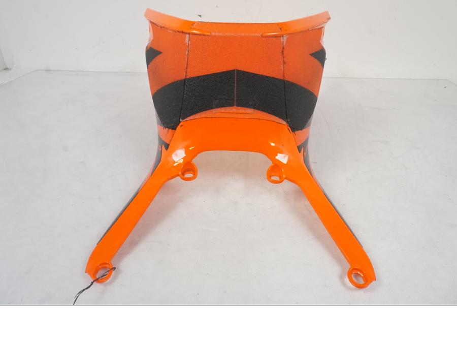 Snett nerifrån på Bensintankskåpa från en KTM 1290 Super Duke R -2022 motorcykel.