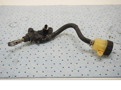 Baksidan på Bromshuvudcylinder från en Yamaha YZF 1000 R1 -2003 motorcykel.