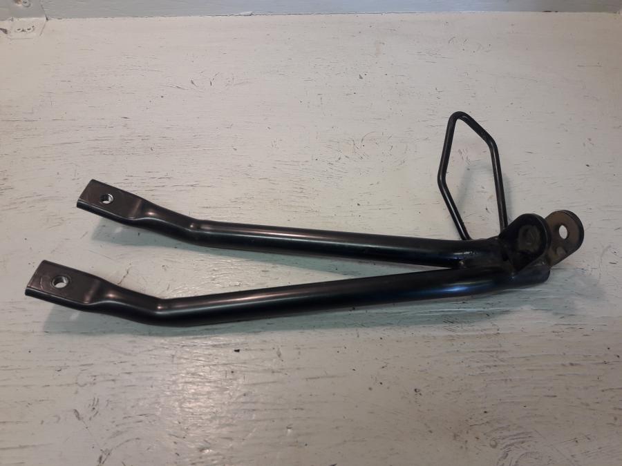 Framsidan på Fotpinnefäste från en Aprilia RS 125 -2017 motorcykel.