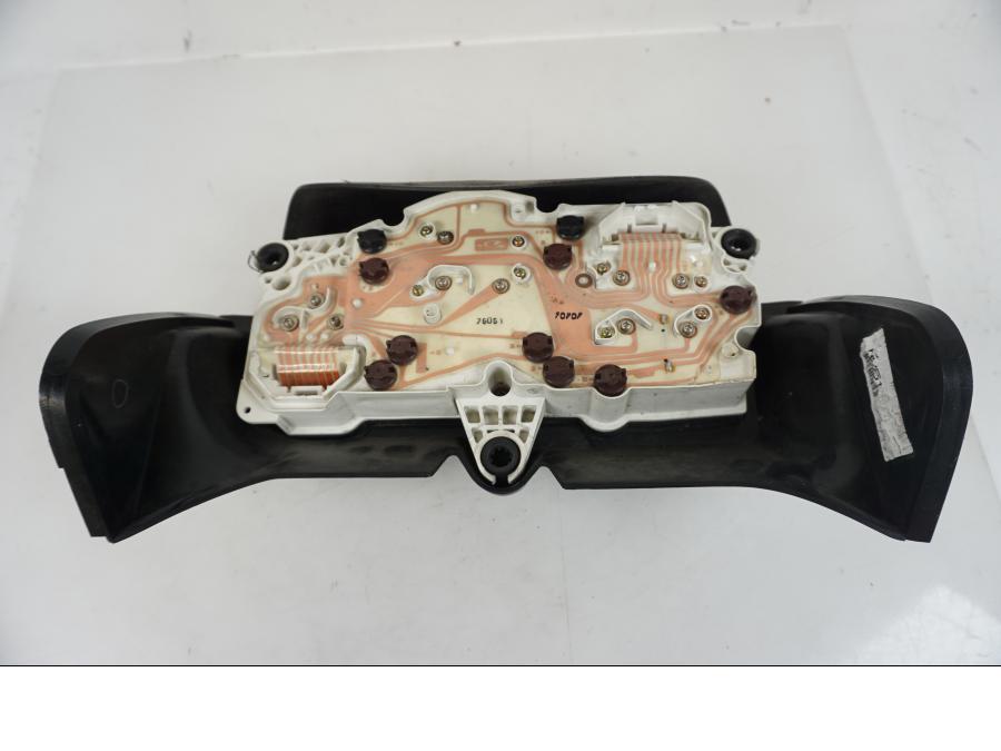 Snett nerifrån på Instrumentpanel från en Honda CBR 600 -1998 motorcykel.