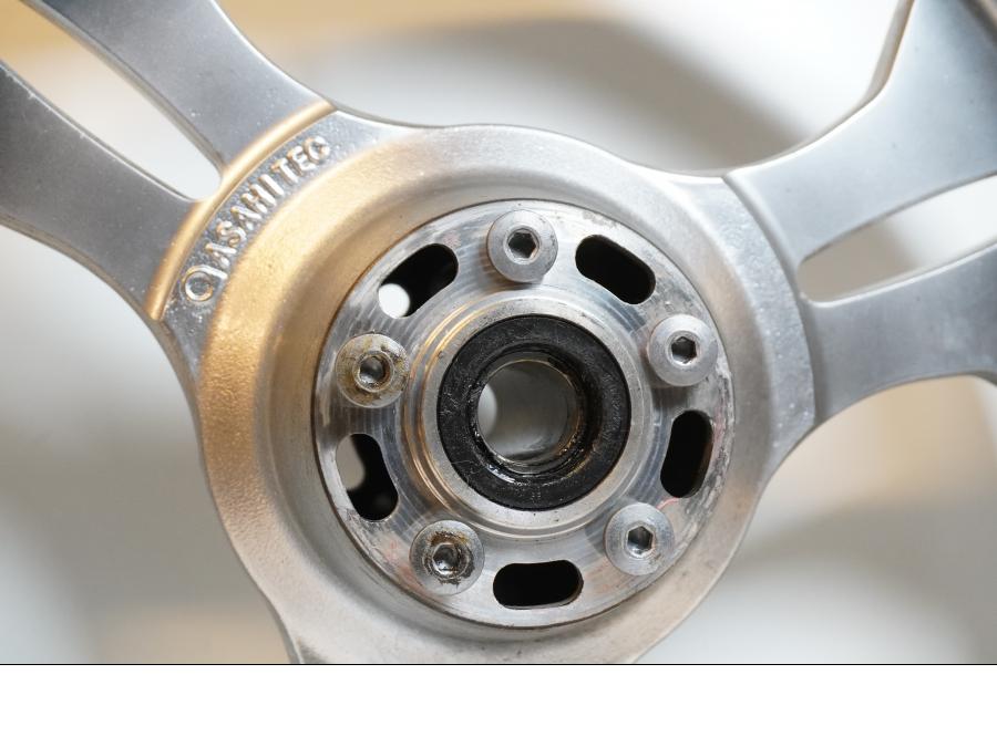 Baksidan på Fälg från en Kawasaki VN 1600 Mean Streak -2004 motorcykel.