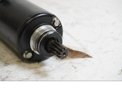 Baksidan på Startmotor från en Triumph Street Triple R -2011 motorcykel.