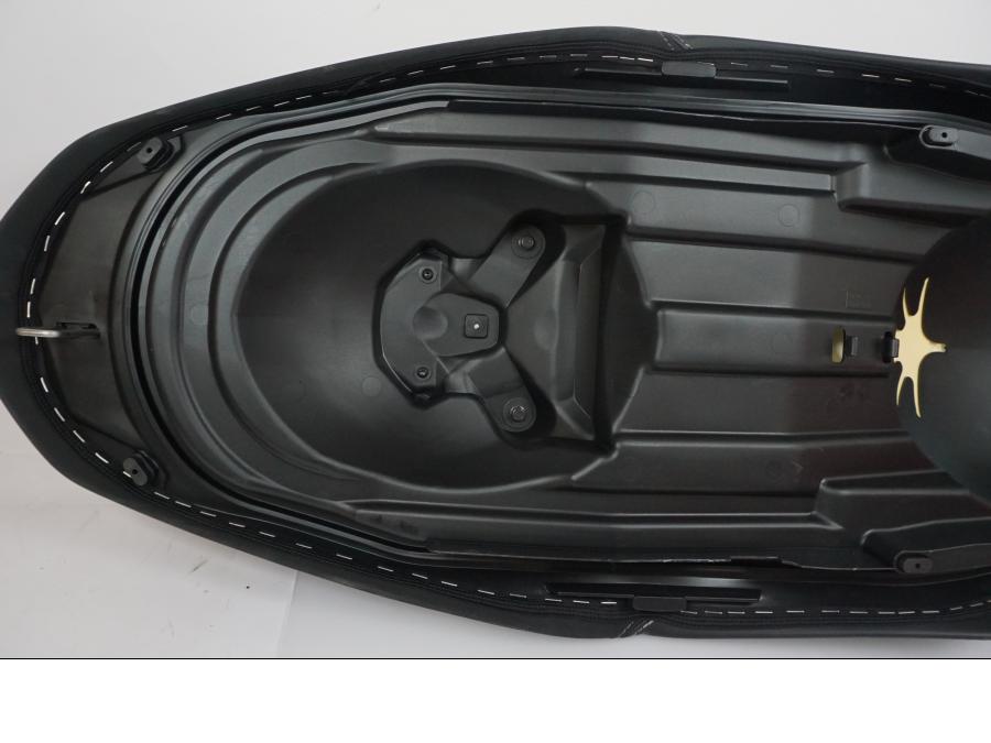 Höger sida på Sadel från en Yamaha X-Max 300 -2018 motorcykel.