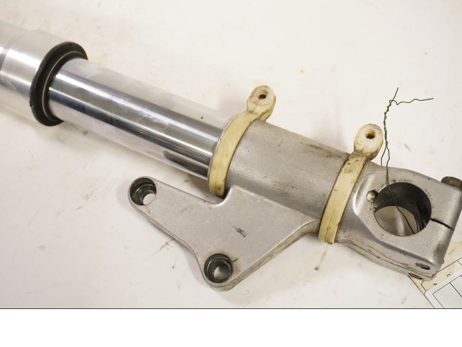 Baksidan på Gaffelben från en Ducati 900 SS -1999 motorcykel.