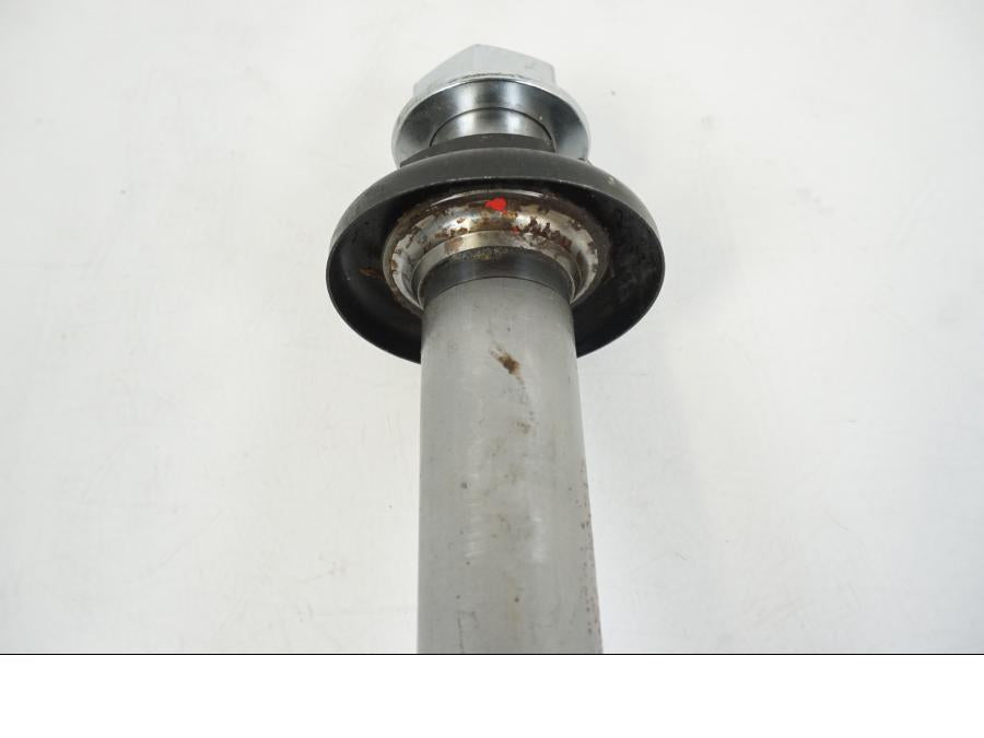 Snett nerifrån på Gaffelkrona från en Honda CBR 125 R -2006 motorcykel.