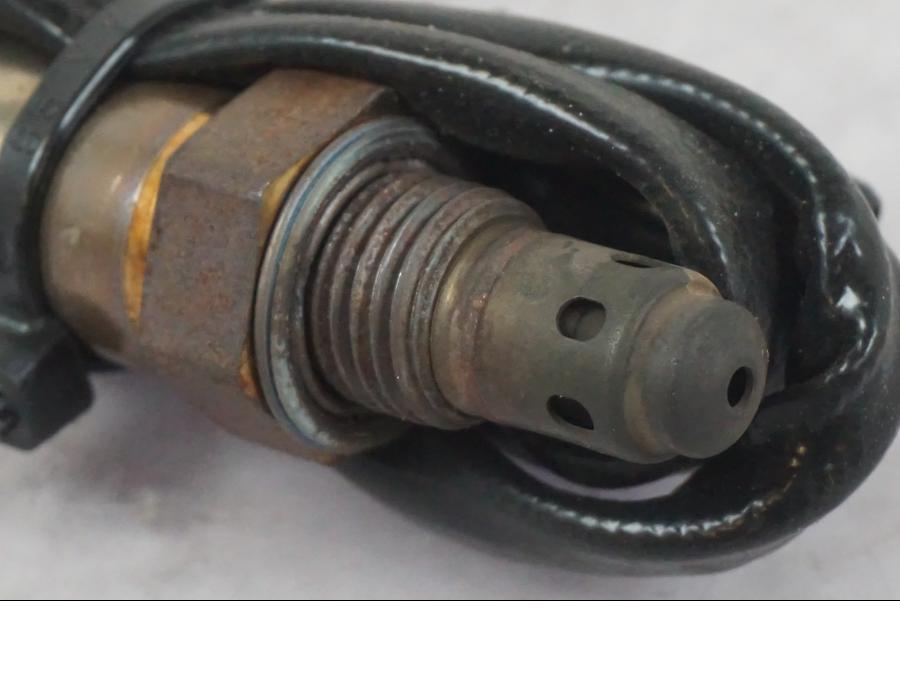 Baksidan på Lambdasond från en KTM 1290 Super Duke R -2022 motorcykel.