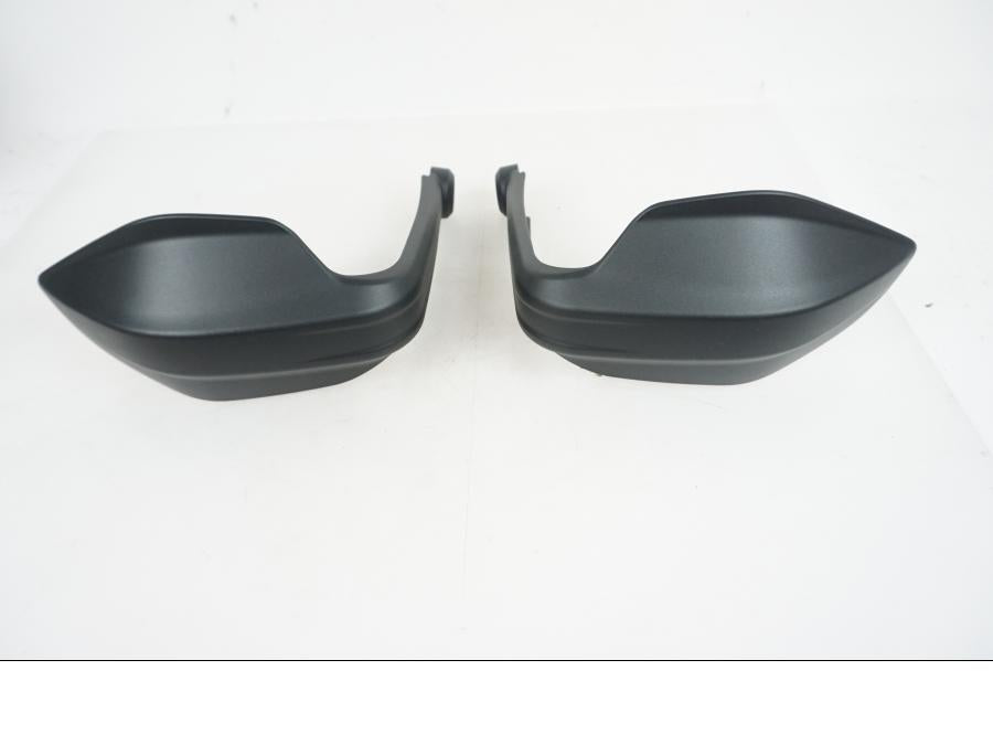 Framsidan på Handskydd från en Ducati Desert X -2023 motorcykel.