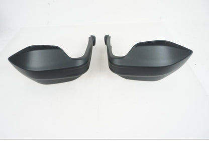 Framsidan på Handskydd från en Ducati Desert X -2023 motorcykel.