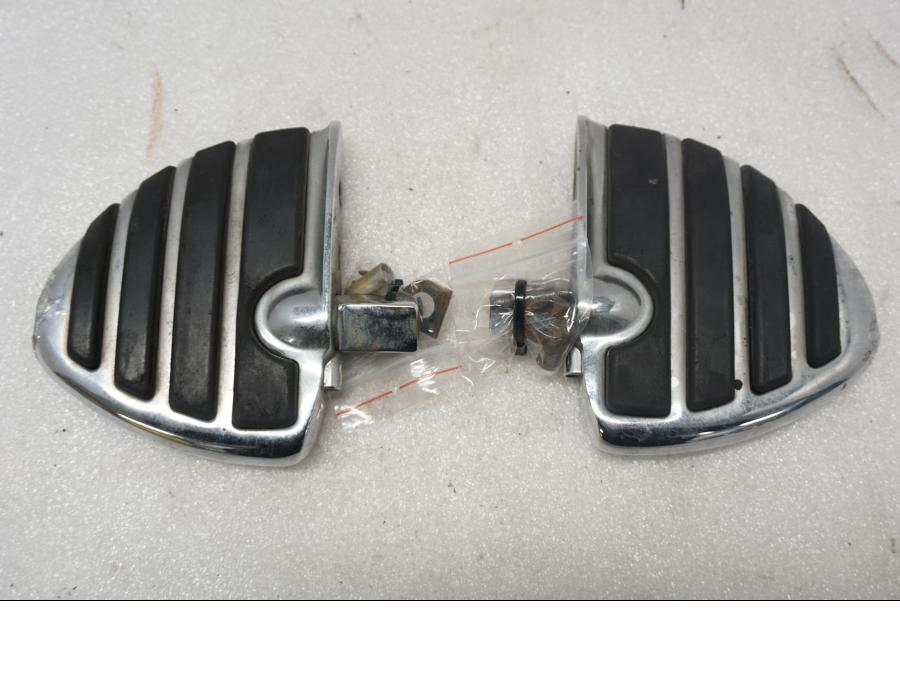 Baksidan på Fotplatta från en Suzuki VL 800 -2004 motorcykel.