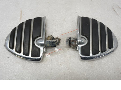 Baksidan på Fotplatta från en Suzuki VL 800 -2004 motorcykel.