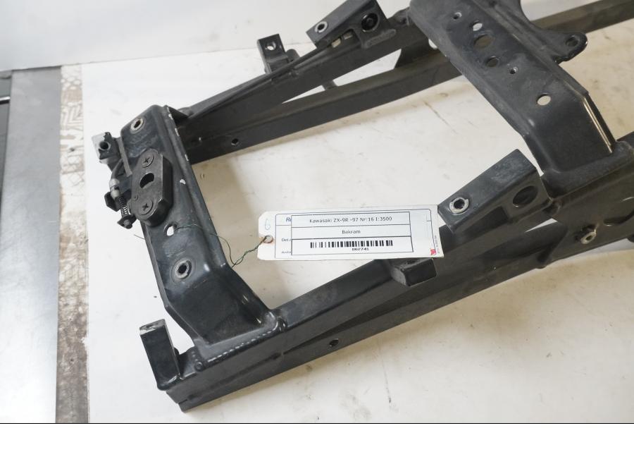 Baksidan på Bakram från en Kawasaki ZX-9R -1997 motorcykel.