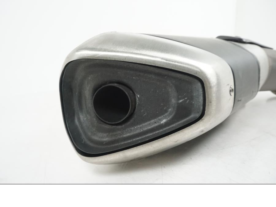 Snett uppifrån på Ljuddämpare från en Ducati Hyperstrada -2013 motorcykel.