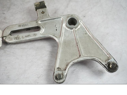 Framsidan på Bromsoksfäste från en Ducati Monster 600 -1998 motorcykel.