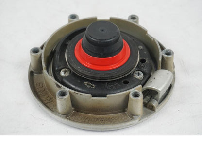 Snett nerifrån på <p>Låssats från BMW R 1100 RS 1997.</p>

<p>2st nycklar, tändningslås, sadellås, tanklock.</p>

<p>Mindre lackskada på tanklocket se bild.</p> motorcykel.