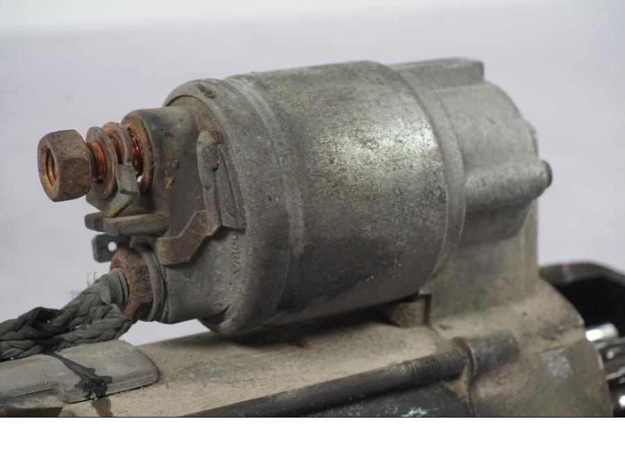 Snett nerifrån på Startmotor från en BMW R 1200 GS -2005 motorcykel.