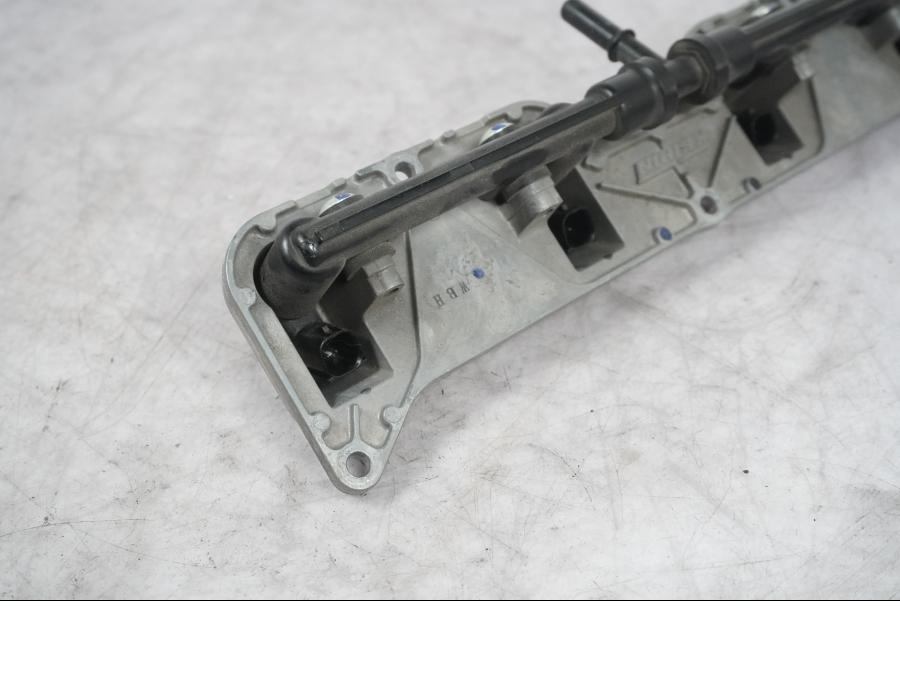 Snett nerifrån på Fuel Rail från en Kawasaki ZX-10R -2008 motorcykel.