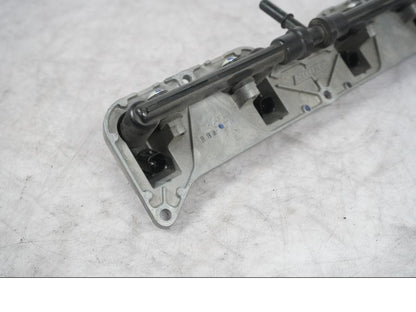 Snett nerifrån på Fuel Rail från en Kawasaki ZX-10R -2008 motorcykel.