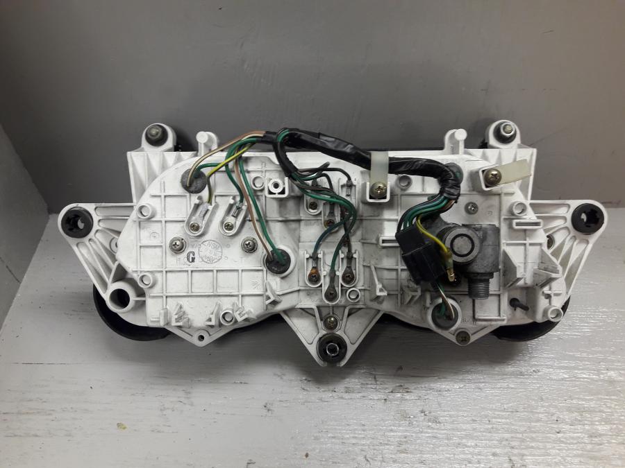 Baksidan på Instrumentpanel från en Honda CBR 1000 F -1999 motorcykel.