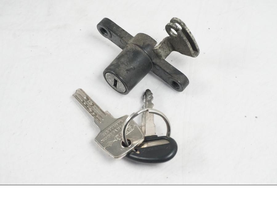 Baksidan på <p>Låssats från Kawasaki VN 900 Classic 2008.</p>

<p>Tändningslås, tanklock, sadellås och 1st nyckel.</p> motorcykel.