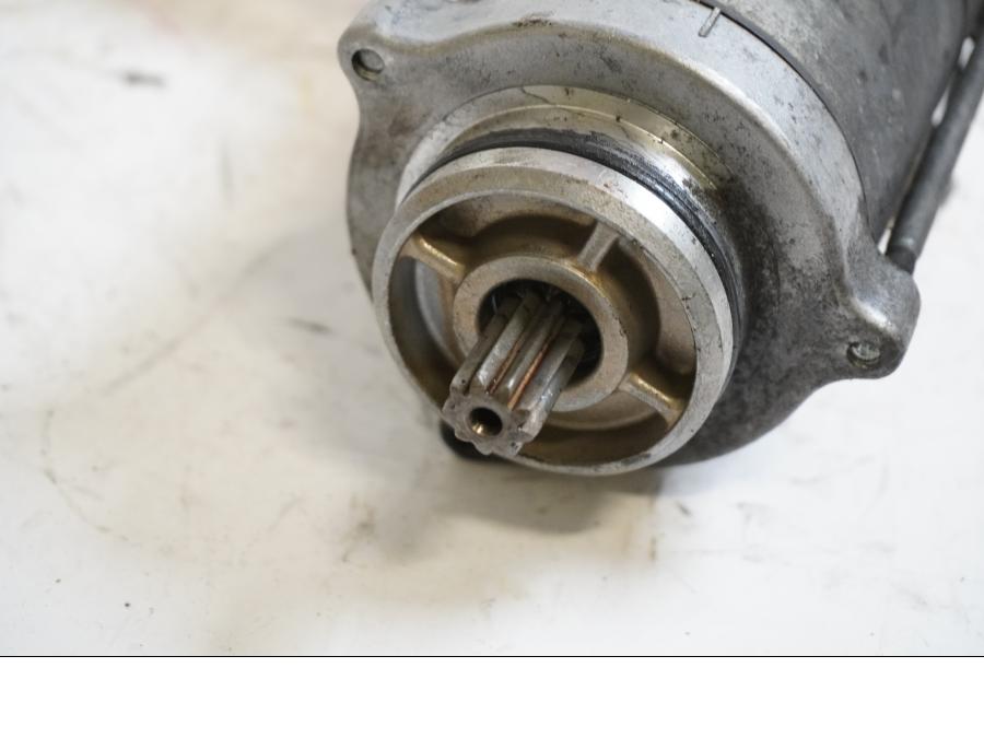 Baksidan på Startmotor från en Honda VFR 800 -2002 motorcykel.