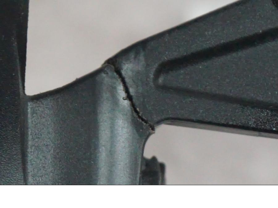 Snett nerifrån på Oljekyl från en Ducati Multistrada V4 -2024 motorcykel.