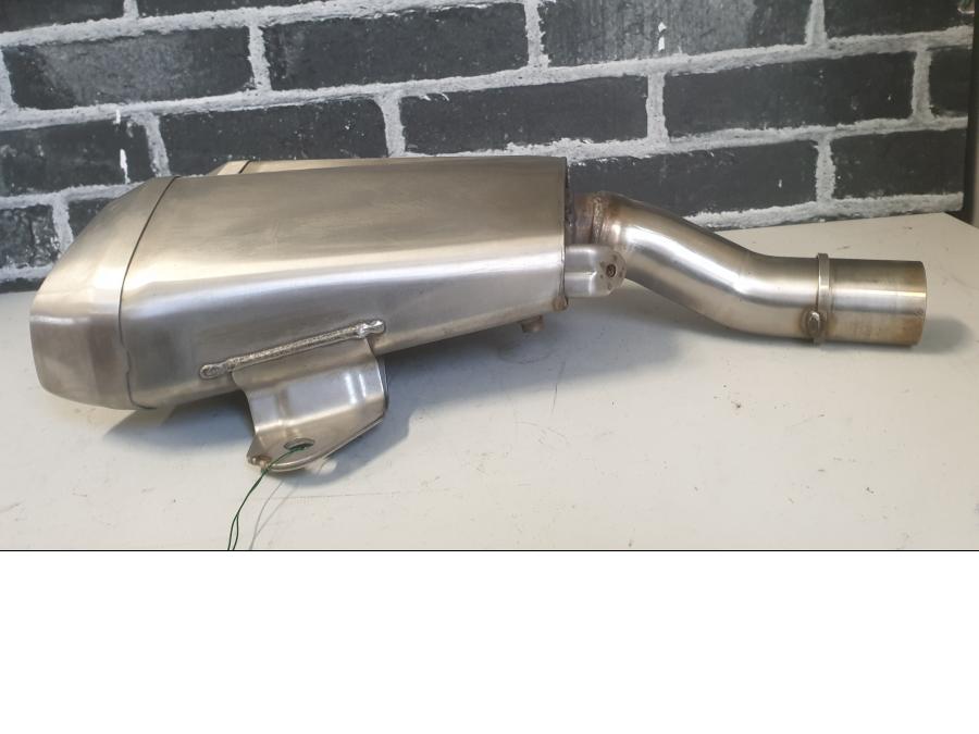 Höger sida på Ljuddämpare från en Kawasaki Z 1000 -2014 motorcykel.