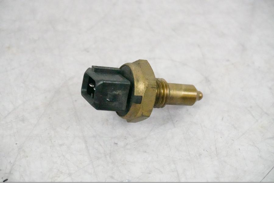 Framsidan på Vattenkylgivare från en BMW K 1200 S -2005 motorcykel.