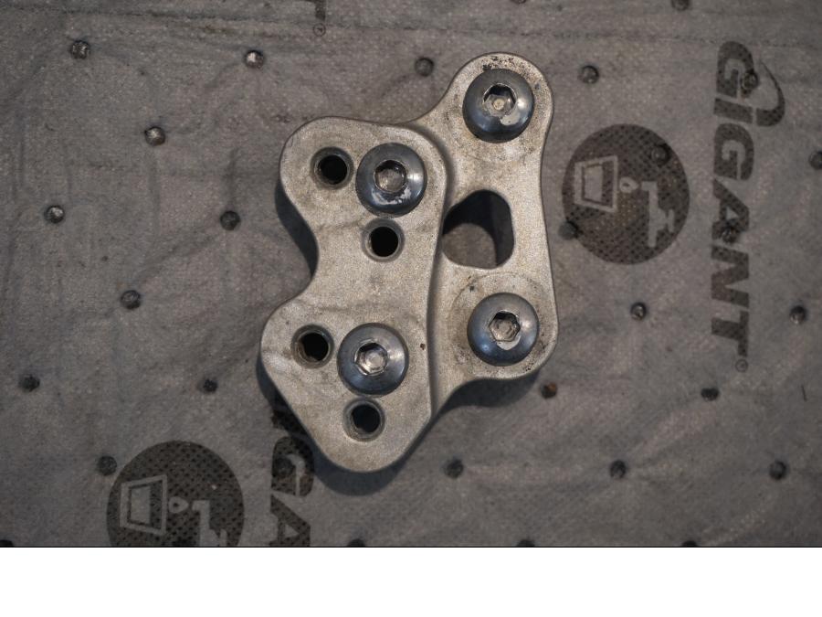 Framsidan på Fotpinnefäste inre från en Suzuki GSX-R 1000 -2008 motorcykel.