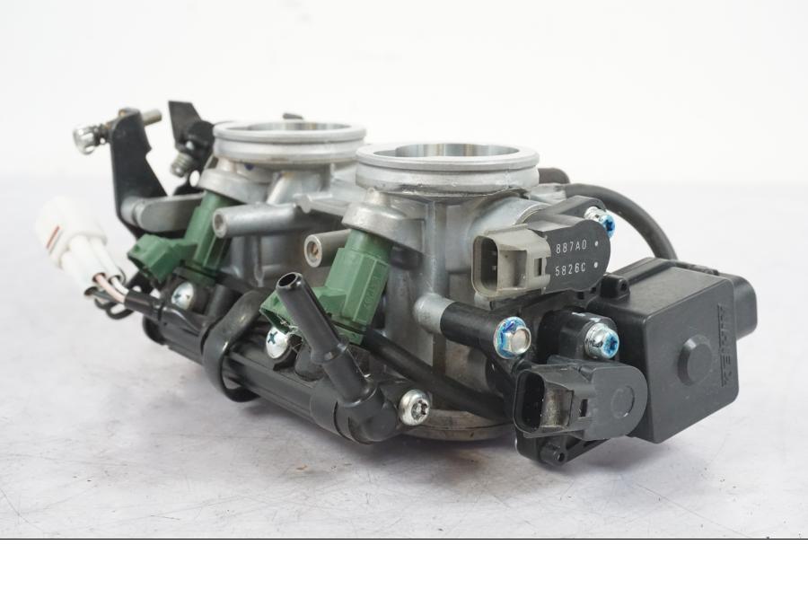 Snett nerifrån på Spjällhus från en Kawasaki ER-6N -2016 motorcykel.