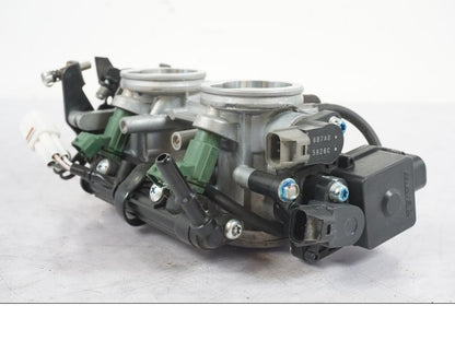 Snett nerifrån på Spjällhus från en Kawasaki ER-6N -2016 motorcykel.