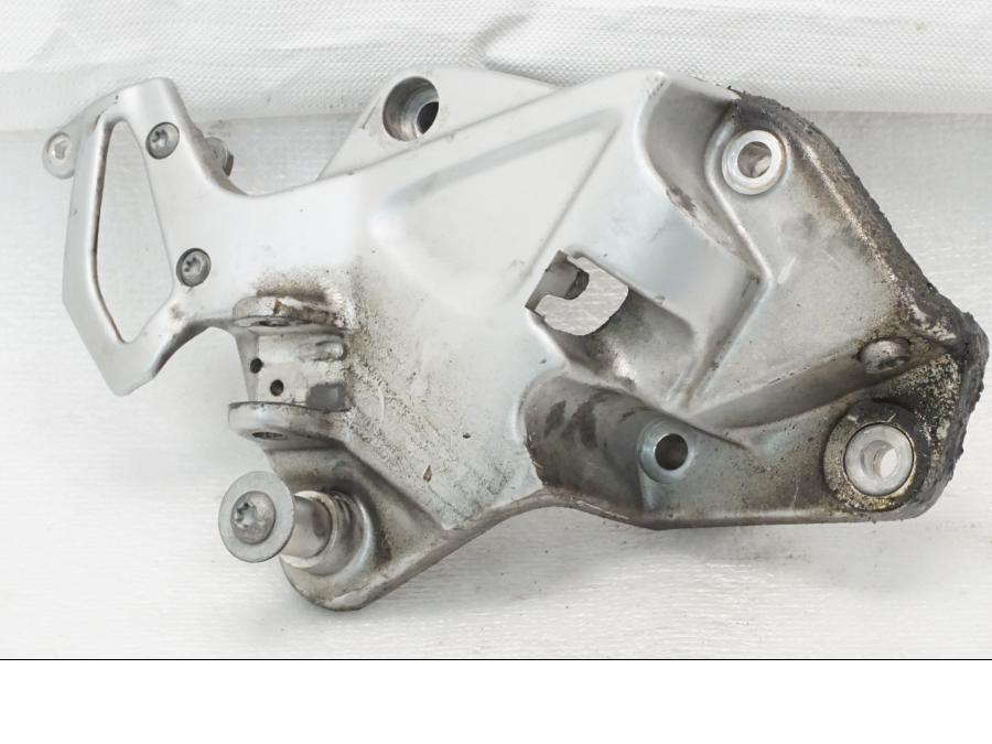 Framsidan på Fotpinnefäste från en BMW F 800 R -2011 motorcykel.