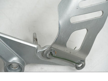 Höger sida på Fotpinnefäste inre från en Suzuki GSX-R 1000 -2005 motorcykel.