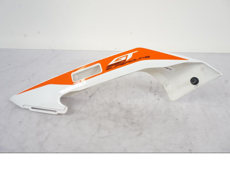 Baksidan på Bakvinge från en KTM 1290 Super Duke -2019 motorcykel.