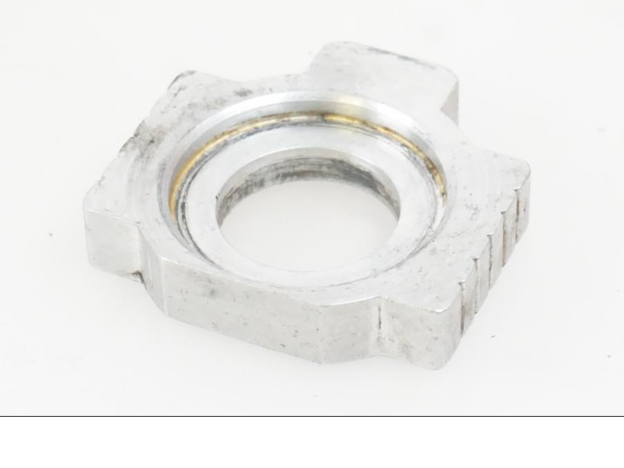 Vänster sida på Hjulaxel från en KTM 790 Duke -2019 motorcykel.