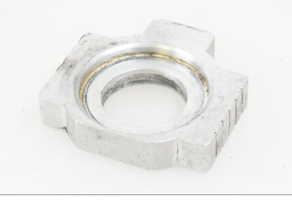 Vänster sida på Hjulaxel från en KTM 790 Duke -2019 motorcykel.