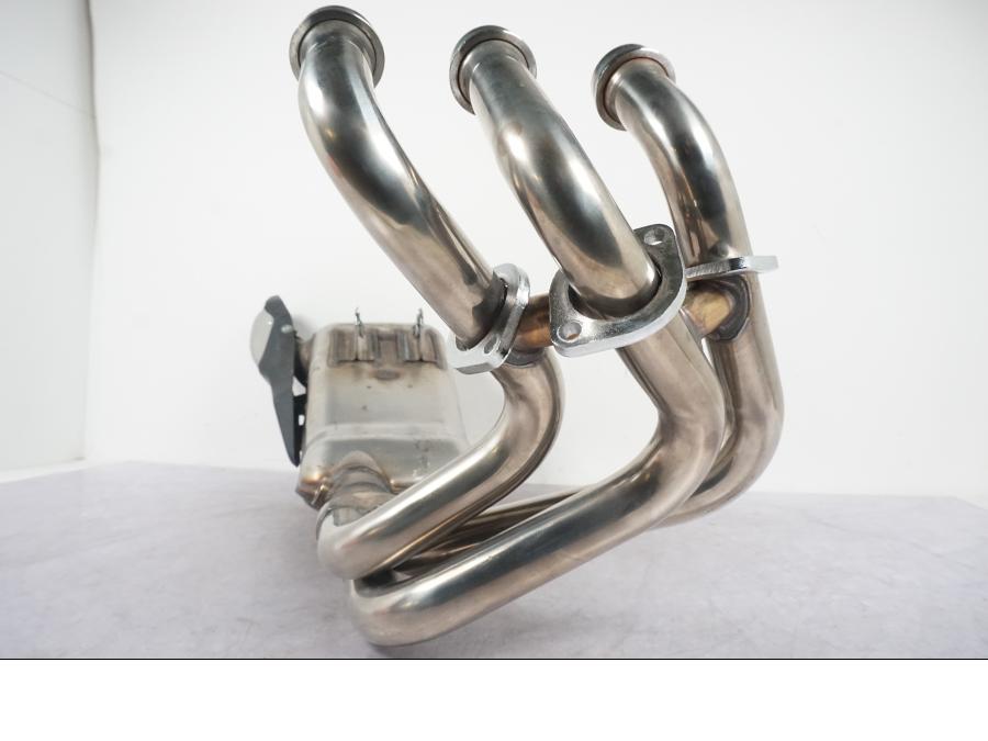 Snett nerifrån på Avgassystem från en Yamaha MT-09 -2019 motorcykel.