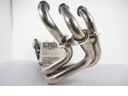 Snett nerifrån på Avgassystem från en Yamaha MT-09 -2019 motorcykel.