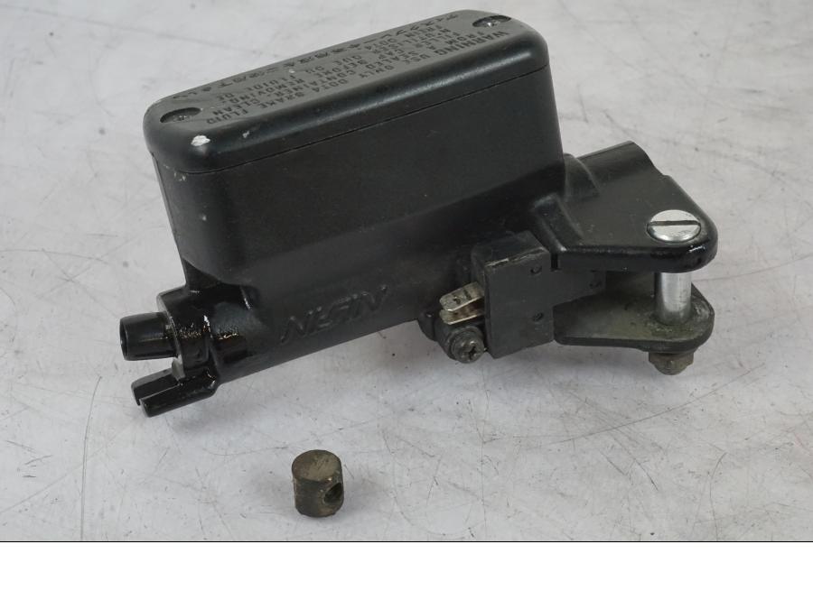 Framsidan på Kopplingshuvudcylinder från en Honda CBR 1000 F -1999 motorcykel.