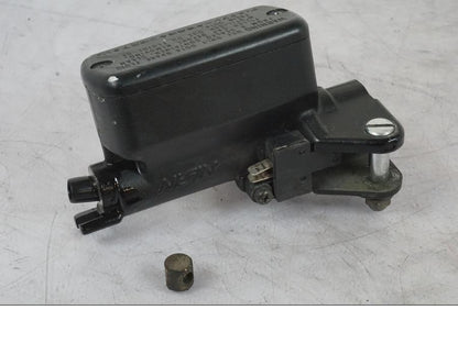 Framsidan på Kopplingshuvudcylinder från en Honda CBR 1000 F -1999 motorcykel.