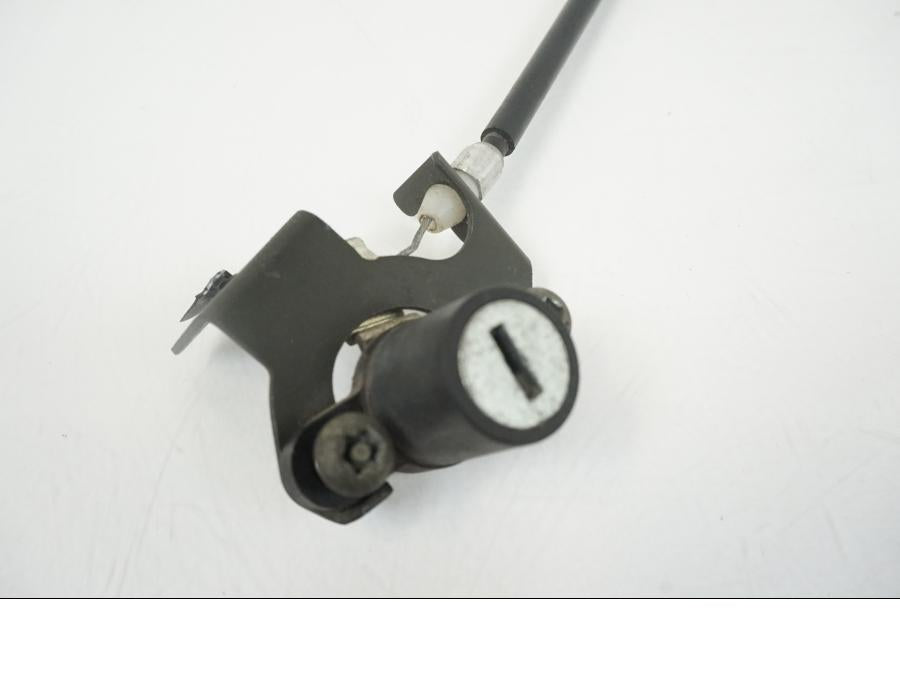 Baksidan på Sadellåsmekanism från en Yamaha YZF 1000 R1 -2002 motorcykel.