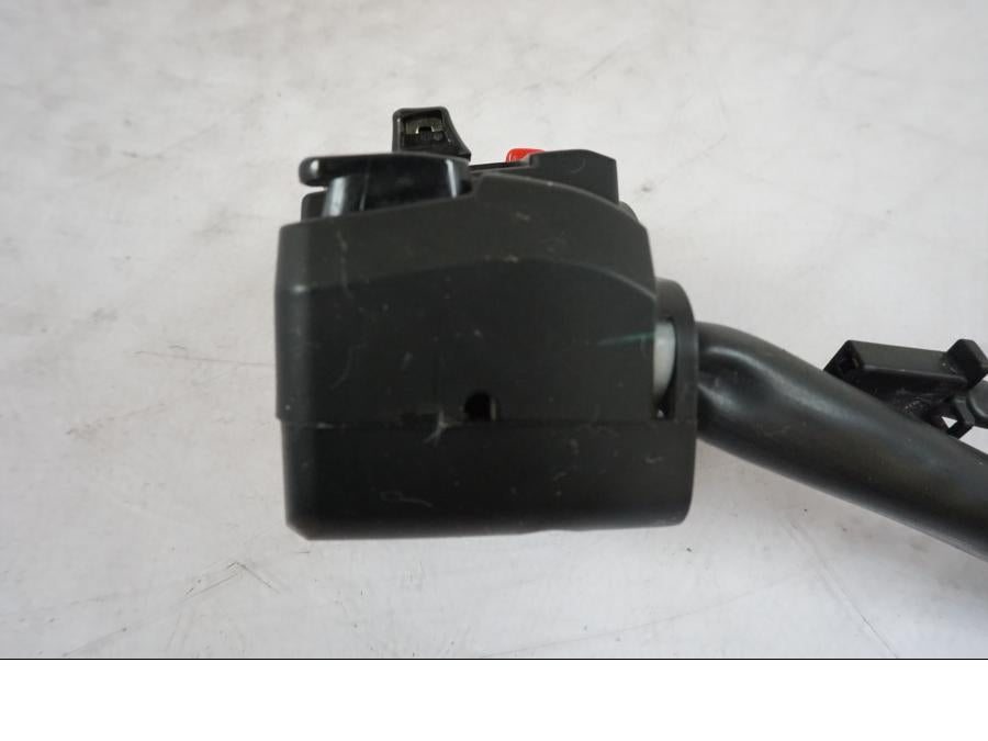 Snett nerifrån på Styrelreglage från en Kawasaki Z 800 -2014 motorcykel.