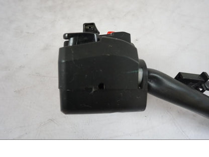 Snett nerifrån på Styrelreglage från en Kawasaki Z 800 -2014 motorcykel.