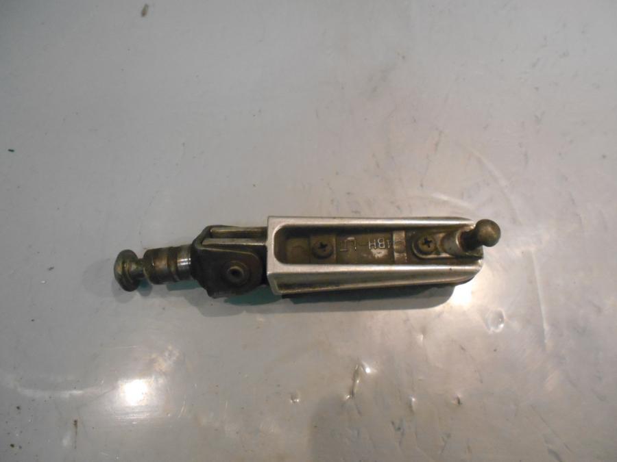 Höger sida på Fotpinne från en Yamaha FZS 1000 -2002 motorcykel.