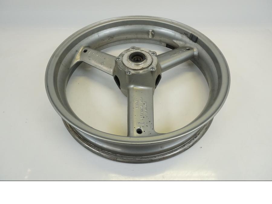 Framsidan på Fälg från en Triumph Rocket III -2005 motorcykel.