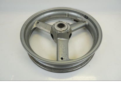 Framsidan på Fälg från en Triumph Rocket III -2005 motorcykel.